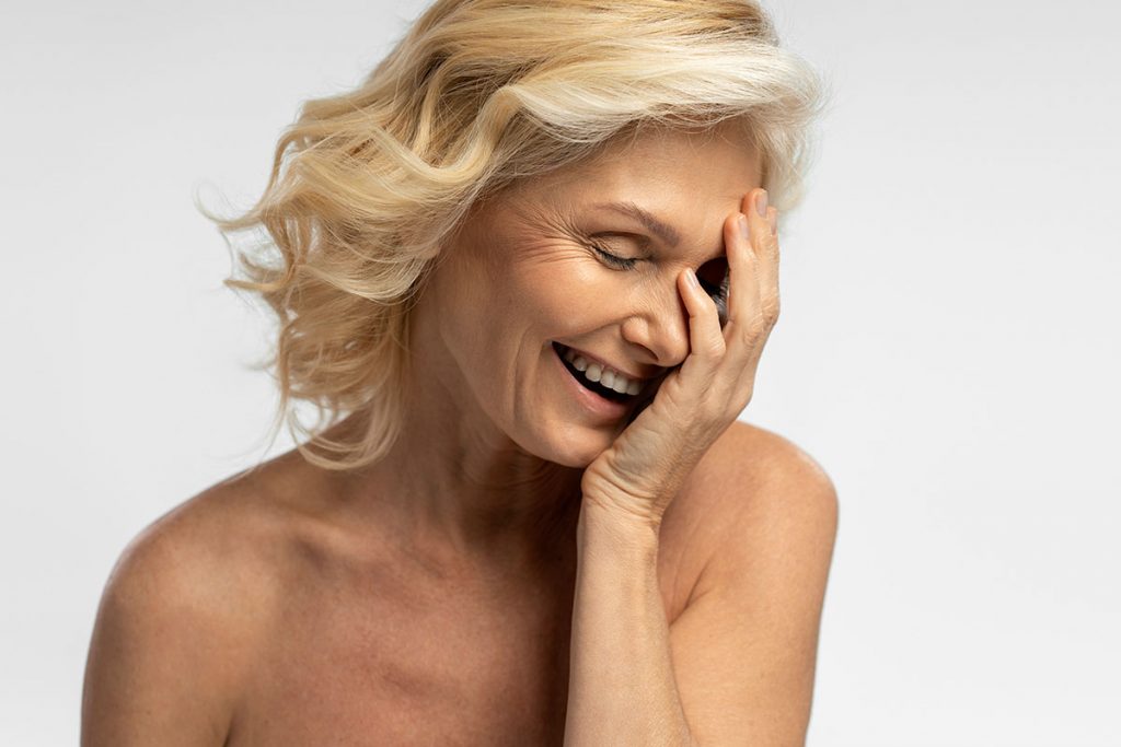 Alterações de humor, calores excessivos e secura vaginal são sintomas que acontecem no climatério e menopausa? Descubra a diferença agora.